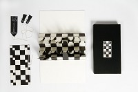 Friederun Friederichs: Schach Buch Objekt
Buchobjekt (Auflage 6 in Variation). Leporello aus schwarzem und wei&szlig;em Karton, aufsitzende, eigens entworfene, handgeschnittene Schachfiguren aus wei&szlig;em und schwarzem Karton, Innenseite der Buchdeckel mit wei&szlig;em Reliefdruck der Schachfiguren, Au&szlig;endeckel mit schwarzem Hochdruck der Schachfiguren auf wei&szlig;em Grund, ca. 36,3 x 19,5 cm geschlossen, ge&ouml;ffnet ca. 64 cm, Frankfurt 2005, handsigniert.
&copy; Friederun Friederichs, Foto: Rheinisches Bildarchiv K&ouml;ln, Anna C. Wagner