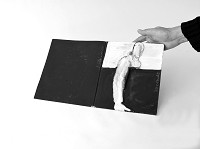 Schwarz/es Bild Berlin, 1988<br />Buchobjekt, Unikat, signiert<br />4 Seiten, Buch mit Klappfigur, Schwarz-<br />Wei&szlig;-Acrylfarbe auf Karton, Kebeband<br />26&thinsp;&times;&thinsp;22 cm<br />&copy; Christoph Mauler, Foto: James Geccelli
&nbsp;