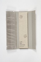 <strong>Veronika Sch&auml;pers<br /></strong>Lob des Taifuns : Eine Auswahl von 28 Haikus aus den Reisetageb&uuml;chern von Durs Gr&uuml;nbein, verfasst in den Jahren 1999, 2002 und 2003.<br />Geflochtenes Leporello aus handgesch&ouml;pften Papierstreifen mit Text u. 2 Kalligrafien; Karton, Schuber u. Tasche aus Vinyl.<br />Tokyo 2004.<br />Kunst- und Museumsbibliothek K&ouml;ln, KMB/!K SCH&Auml;PE.01 1 2004.<br />&copy; Veronika Sch&auml;pers, Foto: Rheinisches Bildarchiv K&ouml;ln, Marion Mennicken