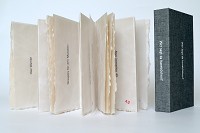 <strong>John Gerard</strong>
Wer sagt da haneb&uuml;chen?, Text: Uwe Warnke, Ein K&uuml;nstlerbuch von John Gerard, 2017
&copy;John Gerard